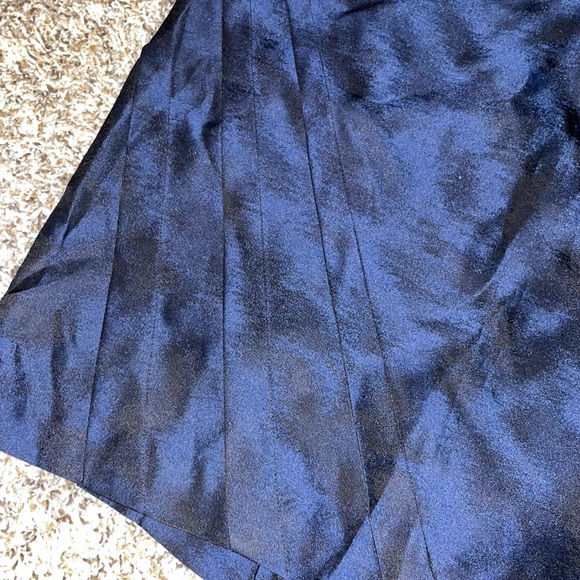 🌺Ann Taylor Silky pencil Skirt 6P - Picture 2 of 5